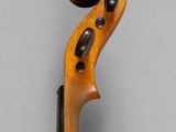 a close up of a violin ' s neck and bow on a gray background