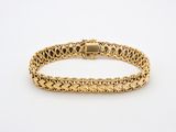 un bracelet en or jaune 18 carats au motif tressé