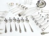 beaucoup de cuillères en argent et de cuillères sur la table