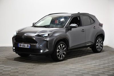 La Toyota RAV est garée sur un sol à damier
