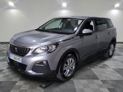 la voiture argentée est garée dans le garage sur un sol en damier