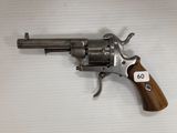gros plan d'un revolver sur une surface blanche