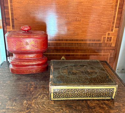 deux boîtes posées l'une à côté de l'autre sur une table
