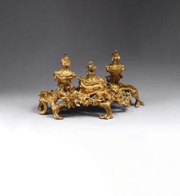 une figurine plaquée or représentant un homme et une femme à cheval