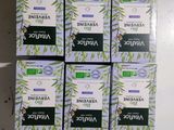 quatre boîtes de savon posées les unes à côté des autres sur un comptoir