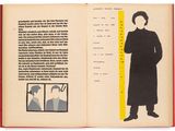 un livre ouvert sur lequel figure l'image d'un homme vêtu d'un manteau noir