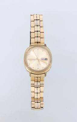 une image d'une montre-bracelet de femme sur une surface blanche