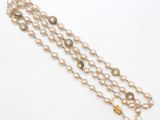 un gros plan sur un collier composé de perles et de perles en or