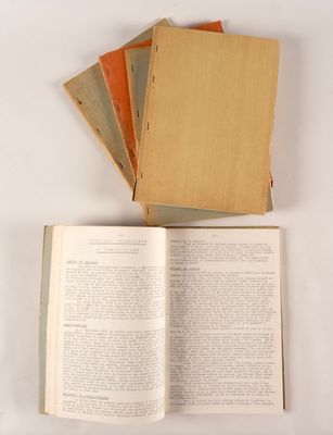 plusieurs livres sont empilés sur une table