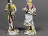 paire de figurines en porcelaine représentant un homme et une femme