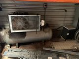 un petit climatiseur posé dans un garage