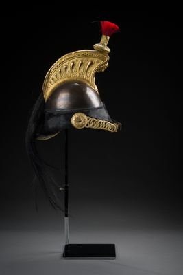 un casque doré surmonté d'une plume rouge