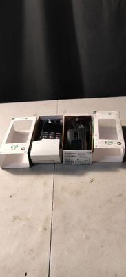 une boîte contenant des appareils électroniques posée sur une table