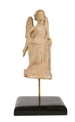 statue d'un ange assis sur un socle, sur fond blanc