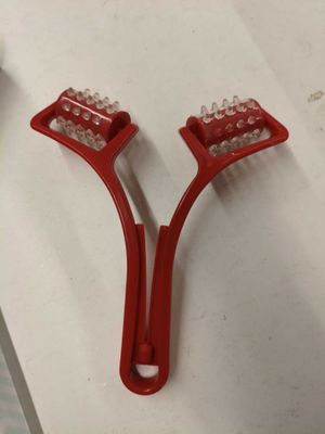 deux brosses à dents en plastique rouge posées sur un plan de travail blanc