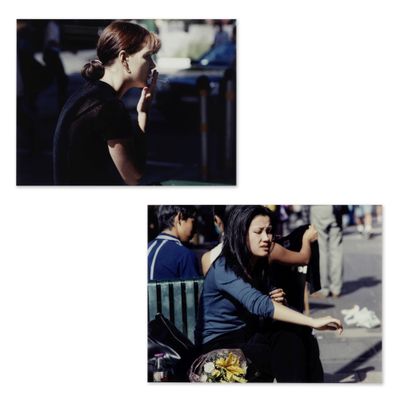deux photos d'une femme assise sur un banc en train de parler au téléphone portable