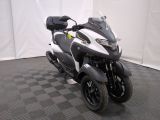 une moto garée sur un sol à damier noir et blanc