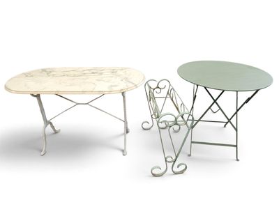 deux tables et une chaise placées les unes à côté des autres