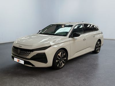 Une voiture blanche est garée dans une pièce au sol noir.