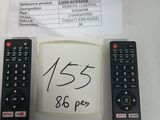 trois télécommandes posées sur une table à côté d'un carton