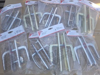 un grand nombre d'outils posés sur une table