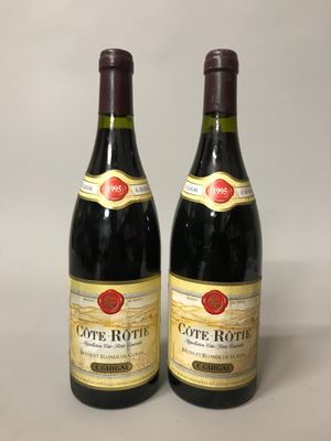 deux bouteilles de vin posées l'une à côté de l'autre sur une table
