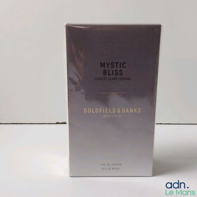 une photo d'un coffret de parfum posé sur une table