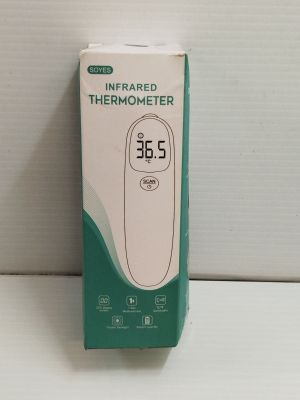 une boîte sur laquelle est posé un thermomètre, posée sur une table