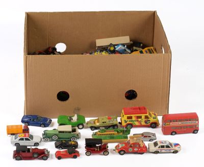 une boîte en carton remplie de petites voitures et de petits camions