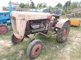 un vieux tracteur qui est garé dans l'herbe