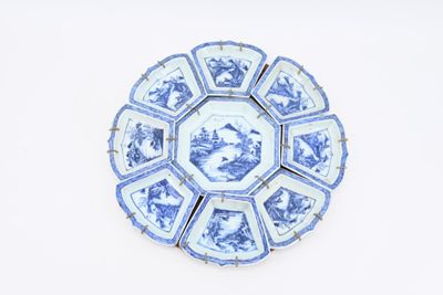 une assiette bleue et blanche avec une photo de personnes dessus