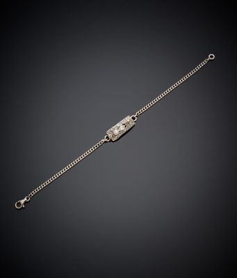 un bracelet en argent muni d'un fermoir, sur fond noir