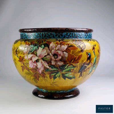 un grand vase jaune orné de fleurs peintes