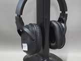 un casque posé sur un support