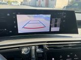 une photo du tableau de bord d'une voiture avec un appareil GPS