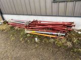 un tas de tuyaux empilés à l'extérieur d'un bâtiment