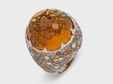 une bague ovale sertie d'une citrine et de diamants, signée Van Cleef
