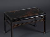 une table basse noire et dorée sur fond gris