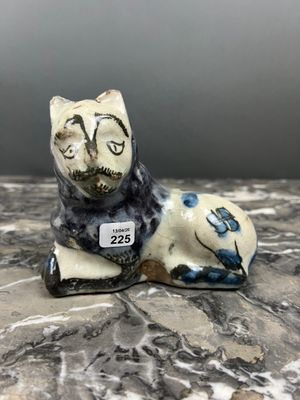 EXTREME-ORIENT Chaton en céramique polychrome. XXe siècle.