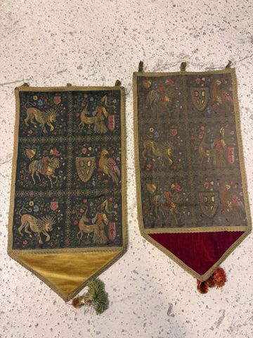 Lot de 2 drapeaux modernes brodés