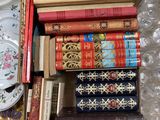 une boîte remplie de livres et une théière posées sur une table