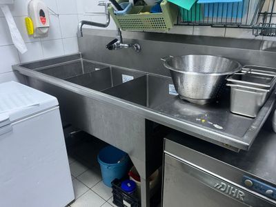 une cuisine équipée d'un évier, d'une cuisinière et d'un lave-vaisselle