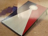 une photo d'une partie de « cornhole » sur une table