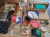 une table sur laquelle se trouvent de nombreux objets