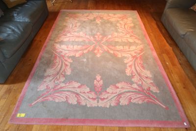 un tapis posé sur le sol du salon