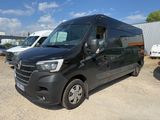 une camionnette noire garée sur un parking, avec d'autres véhicules en arrière-plan