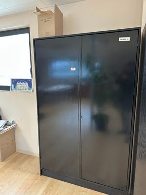 Lot de mobilier comprenant :