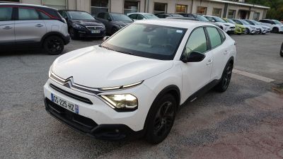une voiture blanche garée dans un parking
