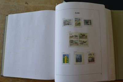 un livre ouvert avec des timbres, posé sur une table