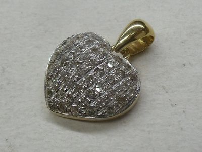 Pendentif « cœur » en or jaune 18K, pavé de diamants, ajouré…